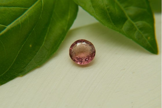 Orangish-Pink Sapphire - Round - 0.90 ct