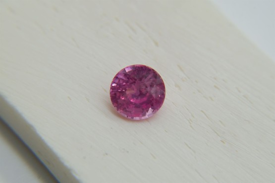 Appraised Premium: Vivid Orangish-Pink Sapphire - Round - 2.05 ct - AGL certified