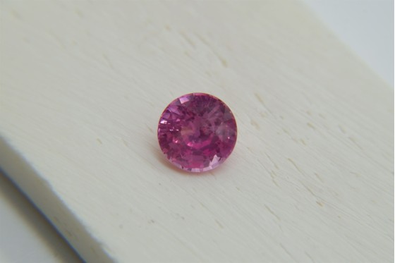 Appraised Premium: Vivid Orangish-Pink Sapphire - Round - 2.05 ct - AGL certified