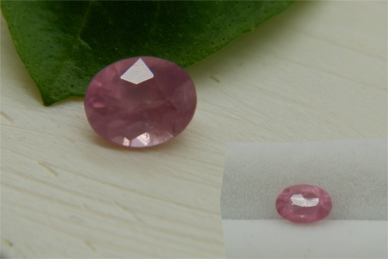 Rare: Neon Pink Mahenge Spinel - Oval - 0.90 ct - COR authenticated