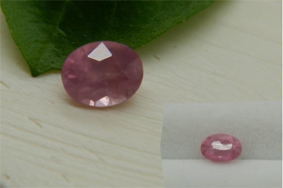 Rare: Neon Pink Mahenge Spinel - Oval - 0.90 ct - COR authenticated