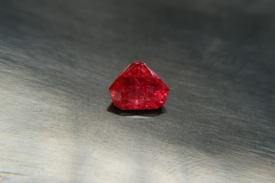 Rare: Neon Red Mahenge Spinel - Triangular - 1.45 ct - COR authenticated