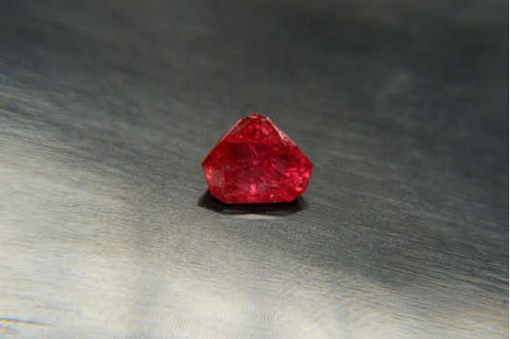 Rare: Neon Red Mahenge Spinel - Triangular - 1.45 ct - COR authenticated
