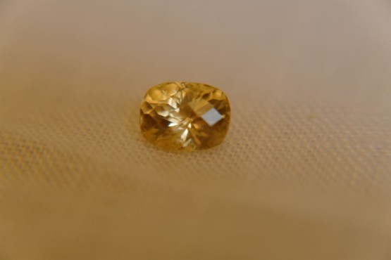 Vivid Gold/Yellow Sapphire - Rectangular - 2.45 ct - AGL certified