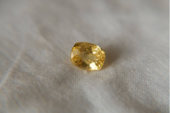 Strong Gold/Yellow Sapphire - Rectangular - 1.82 ct - IGL certified