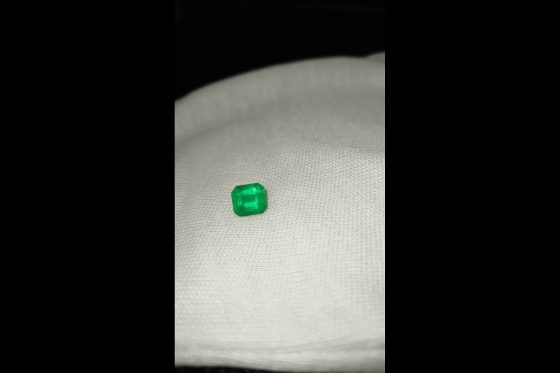 Rare: Muzo Mine Vivid Green Colombian Emerald - Octagon - 1.76 ct - ICG certified