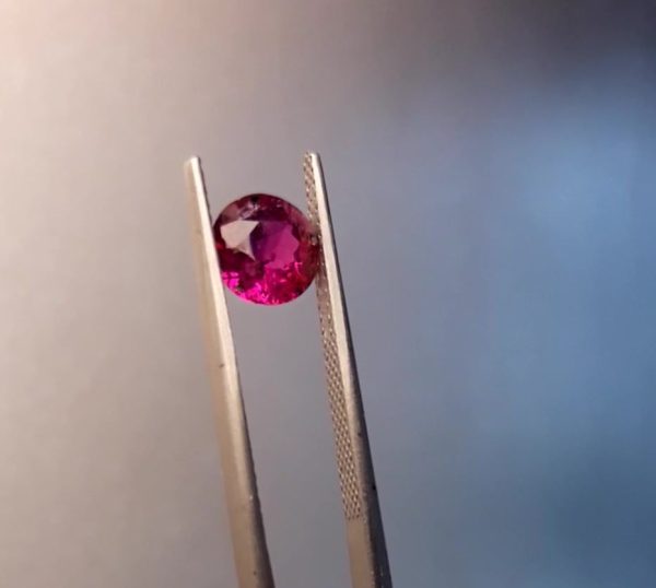 Purplish-Pink Sapphire - Round - 1.27 ct - GIA certified