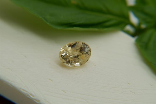 Pastel Yellow Sapphire - Oval - 2.388 ct - IGL certified