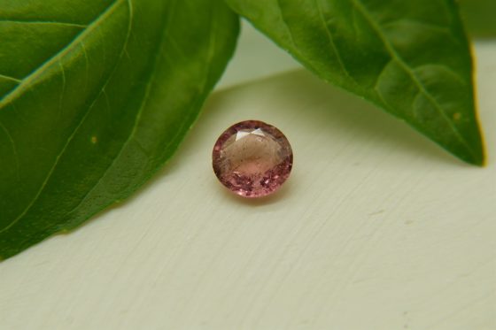 Orangish-Pink Sapphire - Round - 0.90 ct