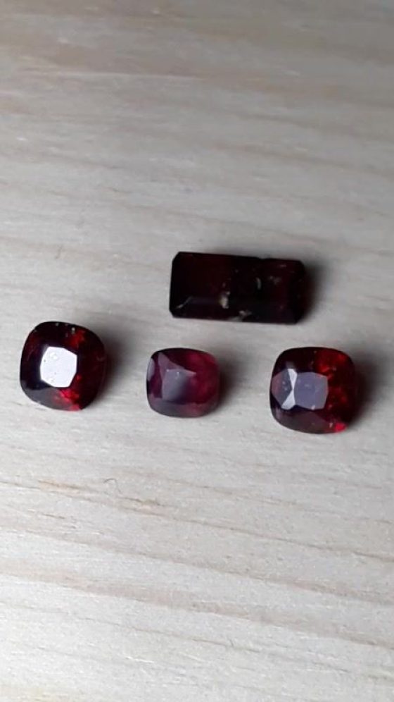 5 unheated Rubies in a ring as Gifts for Men - Rectangular - 3.1 ct. - COR