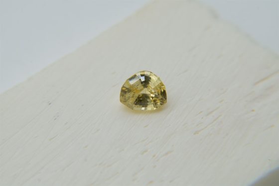 Premium: Vivid Intense Yellow Sapphire - Triangular - 1.20 ct - IGL certified