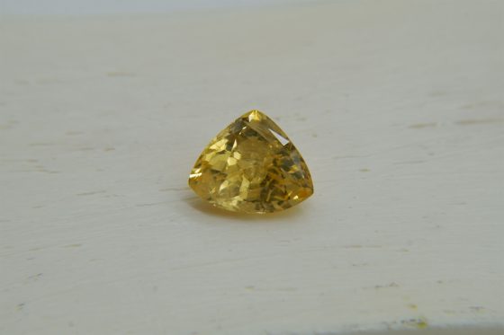 Premium: Vivid Intense Yellow Sapphire - Triangular - 2.40 ct - AGL certified