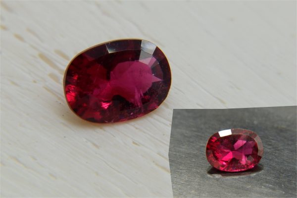 Vivid Red Rubellite - Oval - 0.70 ct - COR authenticated