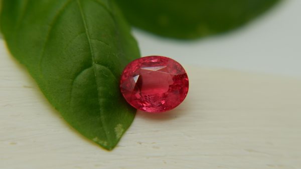 Rare: Neon Orangish-Red Mahenge Spinel - Oval - 1.581 ct - AGL certified